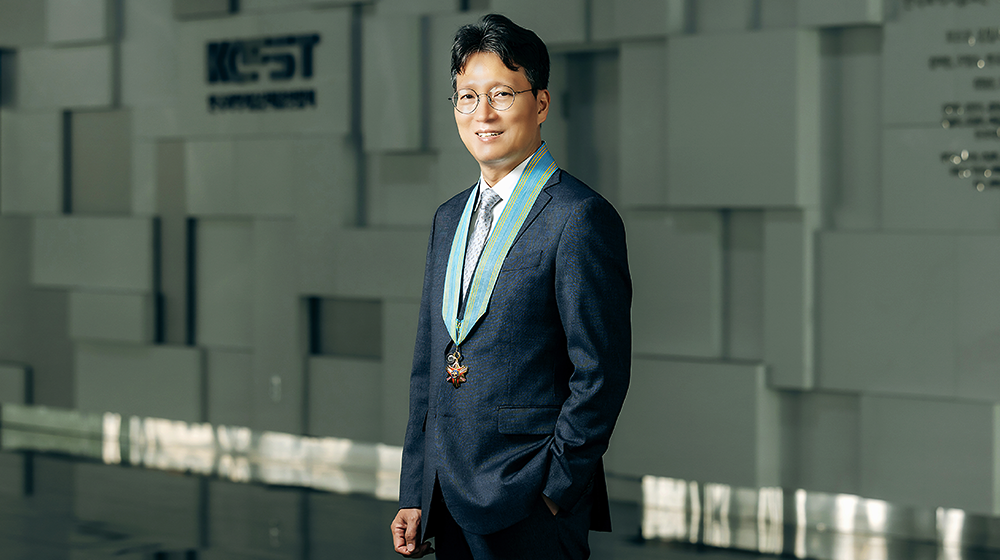 SK海力士都承勇副社长荣获铜塔产业勋章:“以基于AI/DT的智能工厂,提升HBM等制造技术的竞争力” SK海力士都承勇副社长荣获铜塔产业勋章:“以基于AI/DT的智能工厂,提升HBM等制造技术的竞争力”