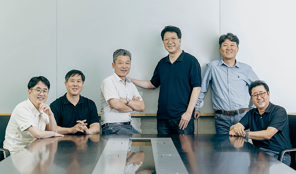 (左起)金亨洙副社长(DRAM AE)、曹永万副社长(DRAM PI)、吴泰京副社长(1c Tech TF)、赵珠焕副社长(DRAM Design)、郑昌教副社长(DRAM PE)、孙守镛副社长(Development Test) (左起)金亨洙副社长(DRAM AE)、曹永万副社长(DRAM PI)、吴泰京副社长(1c Tech TF)、赵珠焕副社长(DRAM Design)、郑昌教副社长(DRAM PE)、孙守镛副社长(Development Test)
