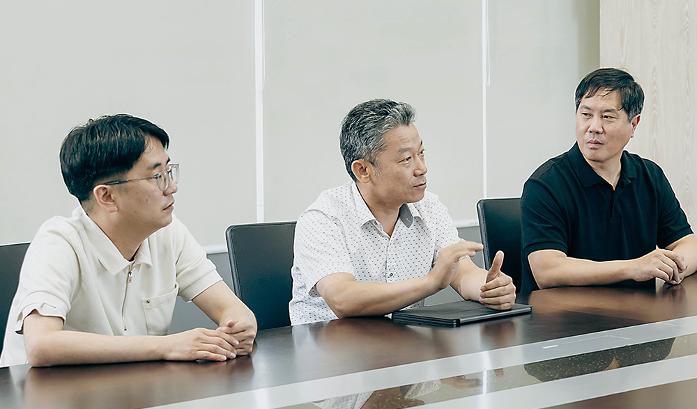 (左起)金亨洙副社长、吴泰京副社长,及曹永万副社长讨论公司开发1c技术的方案 (左起)金亨洙副社长、吴泰京副社长,及曹永万副社长讨论公司开发1c技术的方案