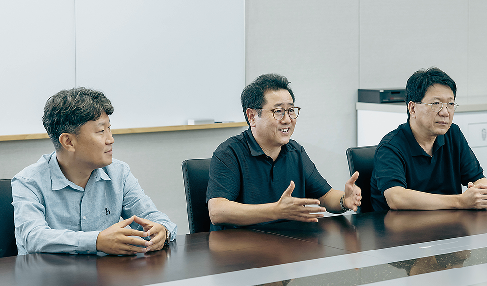 (左起)郑昌教副社长、孙守镛副社长,及赵珠焕副社长分享开发过程中所克服的挑战 (左起)郑昌教副社长、孙守镛副社长,及赵珠焕副社长分享开发过程中所克服的挑战