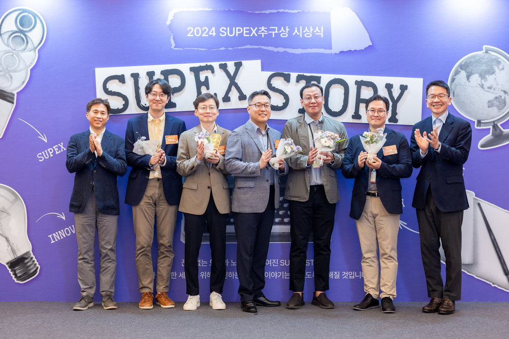 朴副社长(左二)与其他SK集团“2024年度SUPEX追求奖”获奖人合影 朴副社长(左二)与其他SK集团“2024年度SUPEX追求奖”获奖人合影