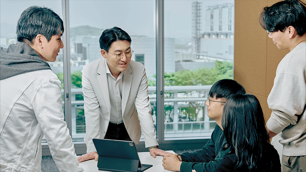 柳副社长强调跨部门合作的重要性 柳副社长强调跨部门合作的重要性