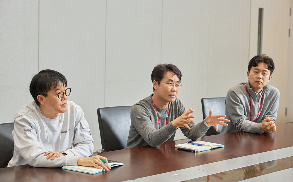 材料回收部门成员,(左起)宋奂旭TL、宋夫燮组长、及郑镛俊TL 共同参加材料回收技术会议 材料回收部门成员,(左起)宋奂旭TL、宋夫燮组长、及郑镛俊TL 共同参加材料回收技术会议